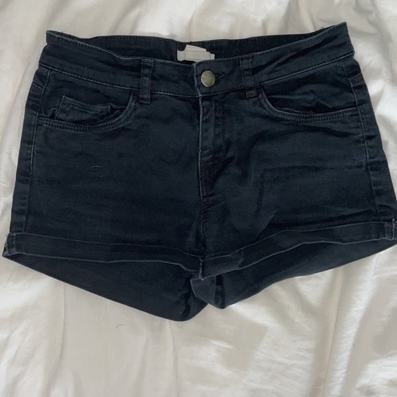 - Mid waisted black denim shorts - Picture 2 of 3